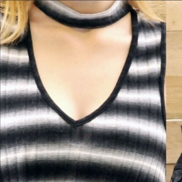 Striped Sleeveless  Choker Top - Picture 2 of 8